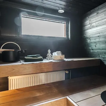 Kingwest - Free Parking, Sauna & 5 Bedrooms Apartment