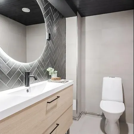 Apartment Kingwest - Free Parking, Sauna & 5 Bedrooms Tampere