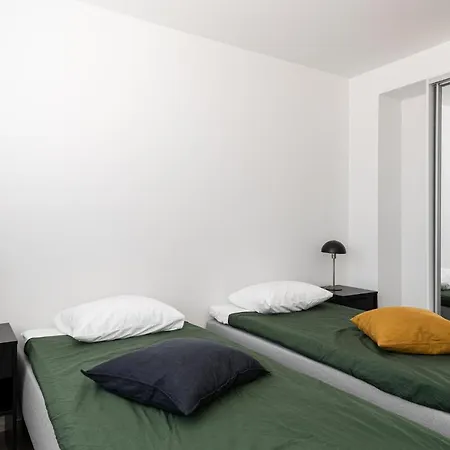 Kingwest - Free Parking, Sauna & 5 Bedrooms Apartment