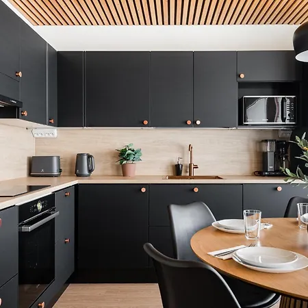 Apartment Kingwest - Free Parking, Sauna & 5 Bedrooms Tampere